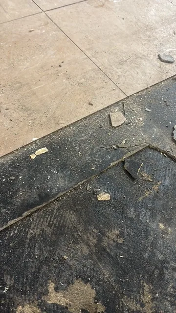 Black bitumen mastic floor removal in a E5 flat